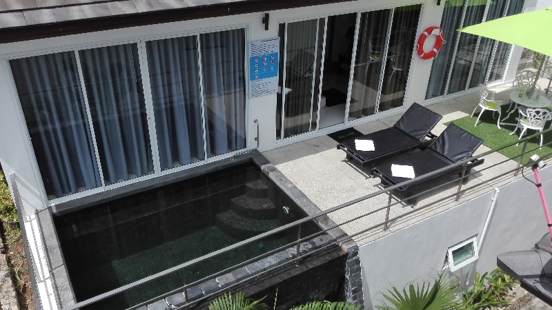 pool-on-deck-lounger-and-drink-villa-koh-samui-thailand-1500